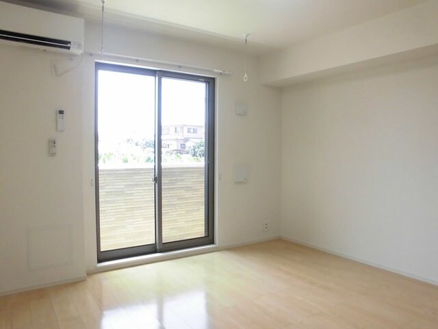 物件内観写真9　(こちらのリビングで趣味の時間をお楽しみください)