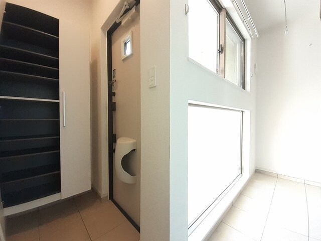 物件内観写真14　(収納もある玄関です)