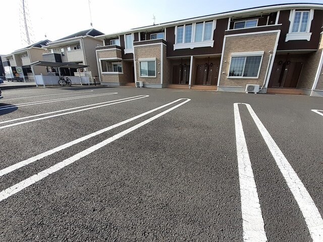 物件外観写真2　(駐車場に車を止められます)