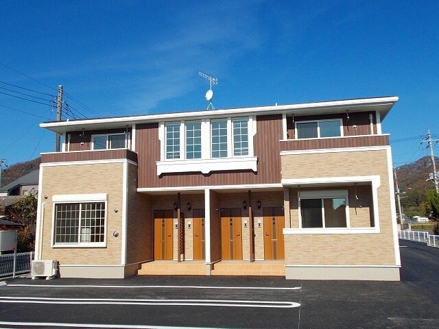 物件外観写真1　(外観は落ち着いています)