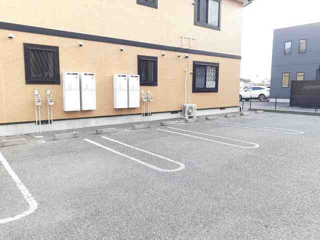 物件外観写真2　(駐車場完備です)