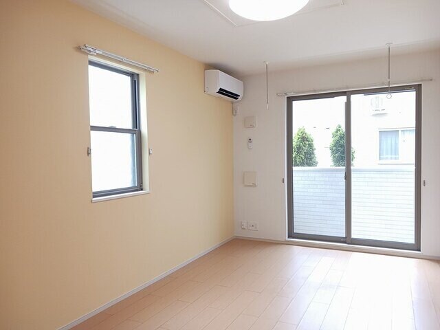 物件内観写真9　(ゆったり過ごせる居間です)