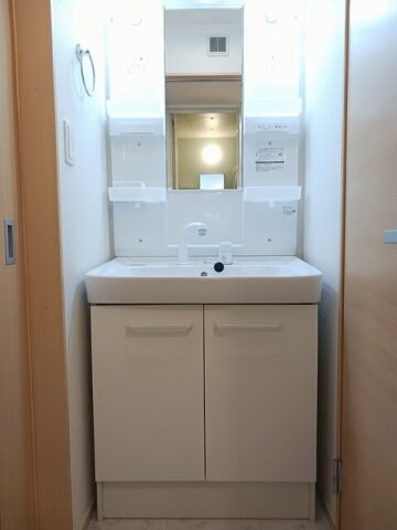 物件内観写真14　(広い洗面スペース)