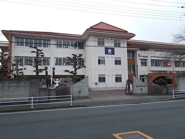 周辺環境(桜小学校まで180m)