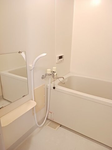 物件内観写真13　(日々の疲れを癒すお風呂付です)