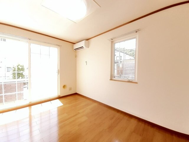 物件内観写真9　(ゆったり過ごせる居間です)