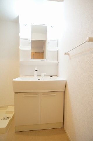 物件内観写真14　(広い洗面スペース)