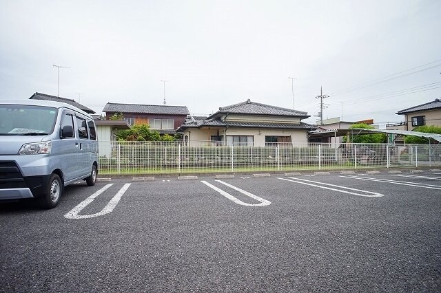 物件外観写真2　(駐車スペースもあります)