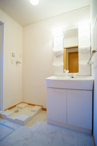 物件内観写真14　(コンパクトで使いやすい洗面所)