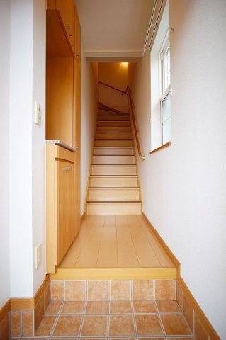 物件内観写真15　(明るい玄関です)