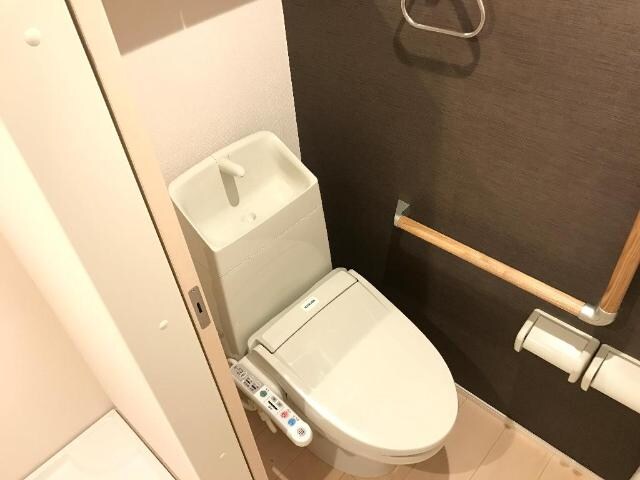 物件内観写真16　(シャワー付トイレ)