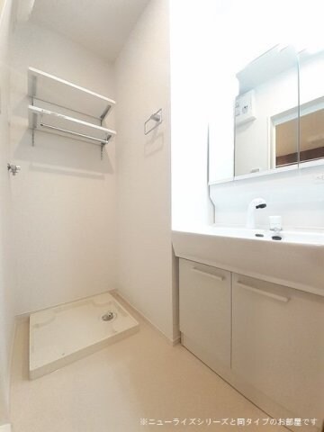 物件内観写真14　(明るい洗面所です)