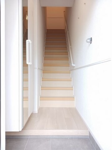 物件内観写真15　(ゆったりとした玄関です)