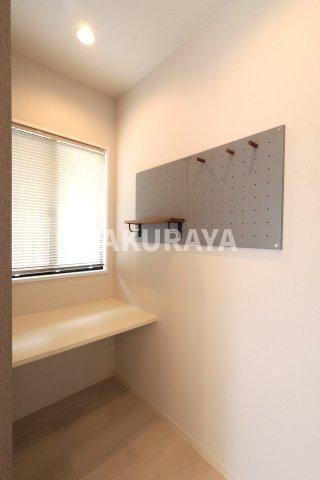 物件内観写真9　(デスクスペース。2025年7月撮影。)