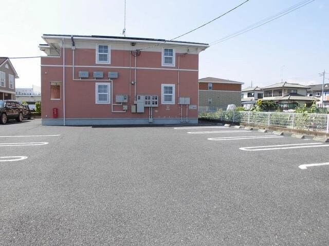 物件外観写真2　(車をお持ちの方に嬉しい駐車場付きの物件です)