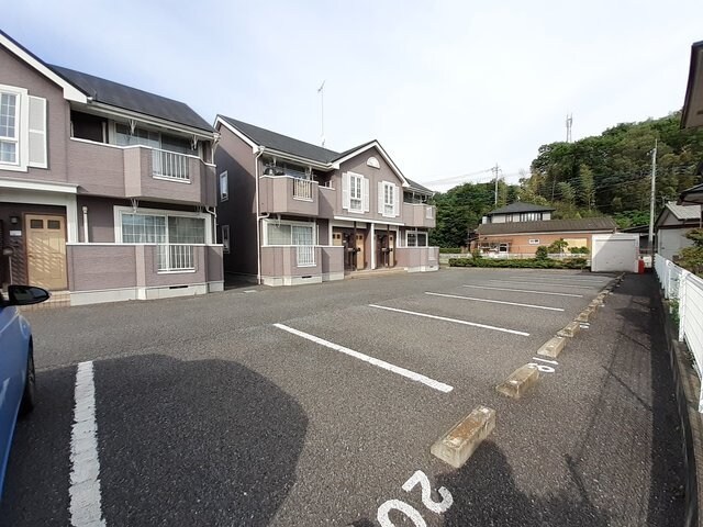 物件外観写真2　(駐車スペースもあります)
