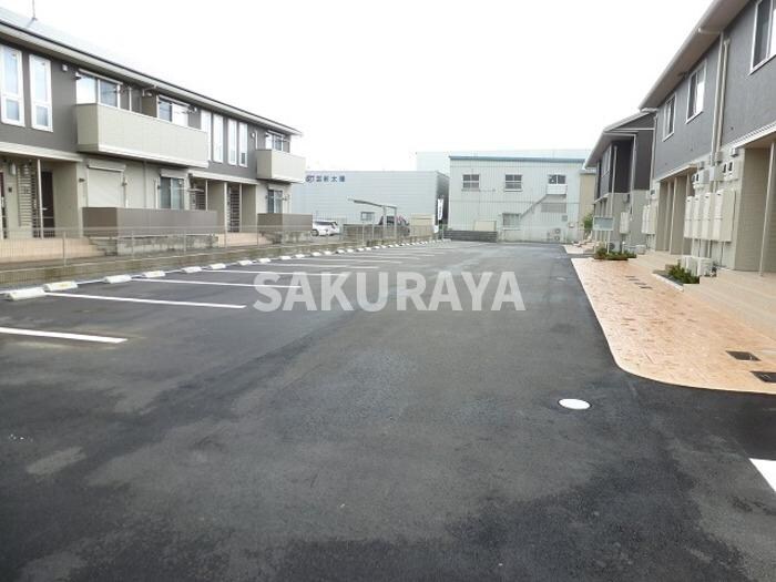 物件外観写真2　(駐車場です。)