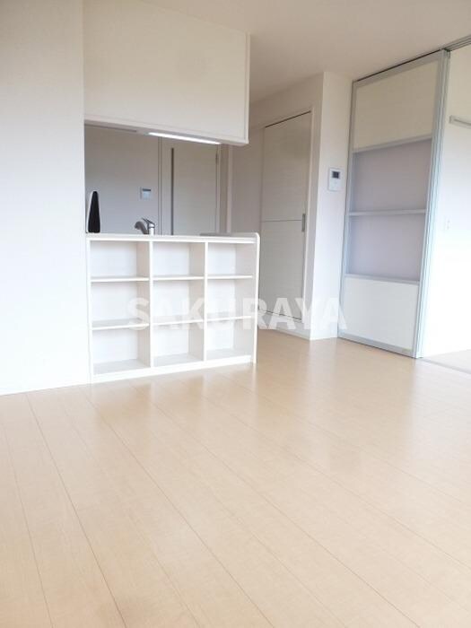 物件内観写真4　(ライトスルースクリーンで光を透しながらほどよく遮ります。)