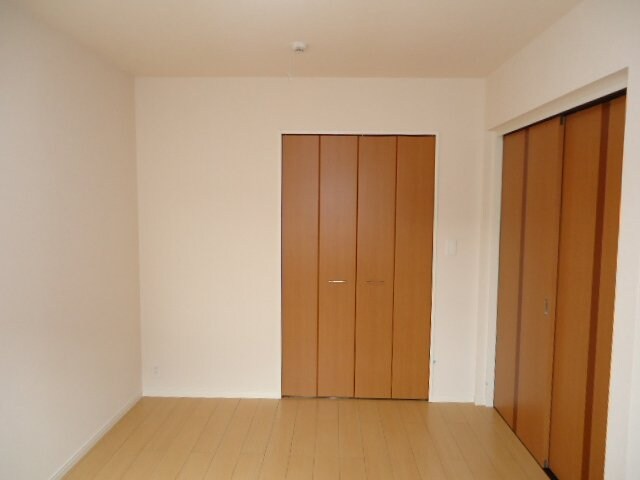 物件内観写真12　(南側洋室)