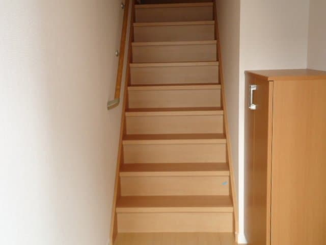 物件内観写真18　(玄関から専用階段)