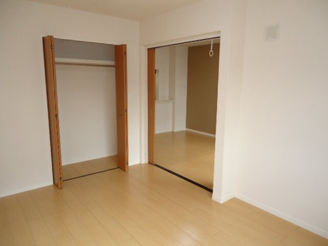物件内観写真23　(南側洋室収納)