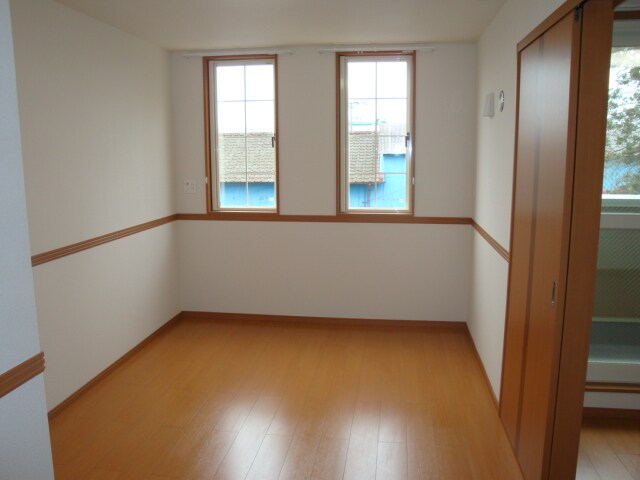 物件内観写真4　(南側洋室)