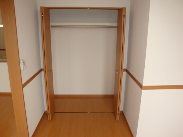 物件内観写真5　(南側洋室クローゼット)