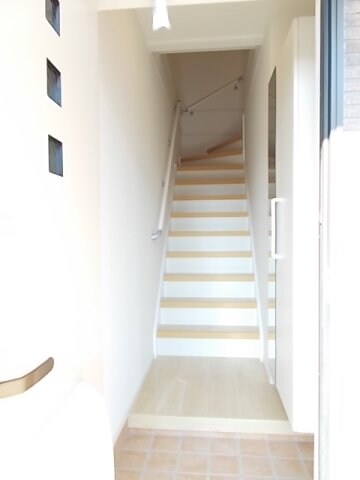 物件内観写真11　(シンプルで使いやすい玄関です)