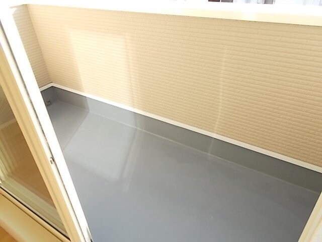 物件内観写真17　(開放的で明るい空間を演出してくれるバルコニーです)