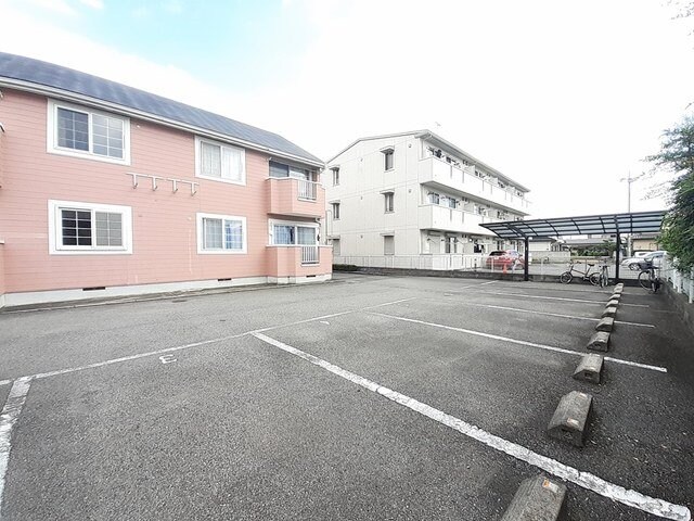 物件外観写真2　(駐車スペースもあります)