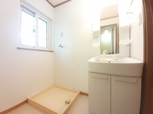 物件内観写真17　(明るい洗面所です)