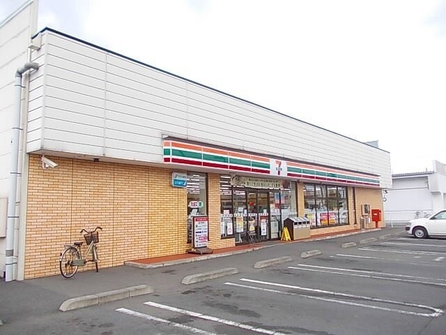 物件外観写真3　(セブンイレブンまで800m)