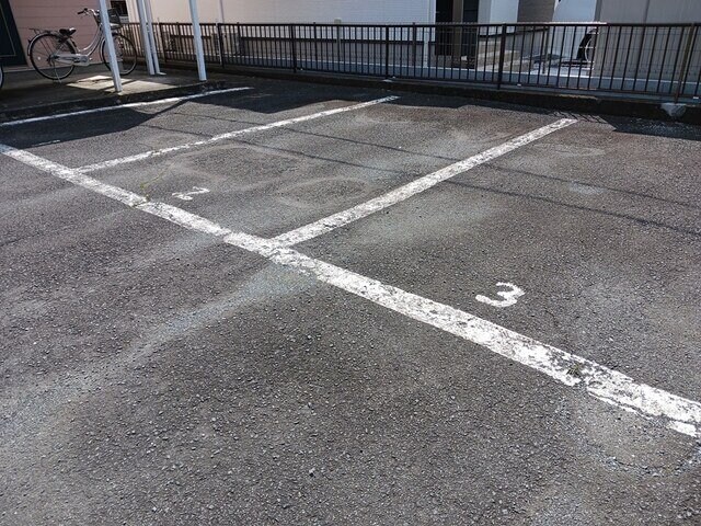 物件外観写真2　(駐車スペースもあります)