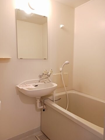 物件内観写真13　(コンパクトで使いやすいお風呂です)