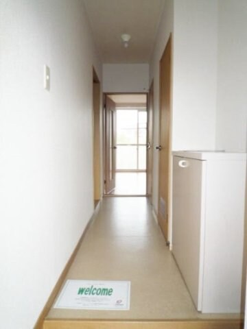 物件内観写真15　(ゆったりとした玄関です)