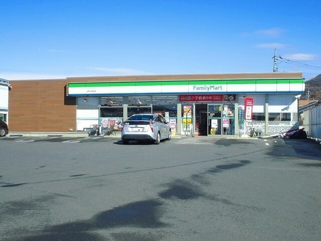 物件外観写真4　(ファミリーマートまで1000m)