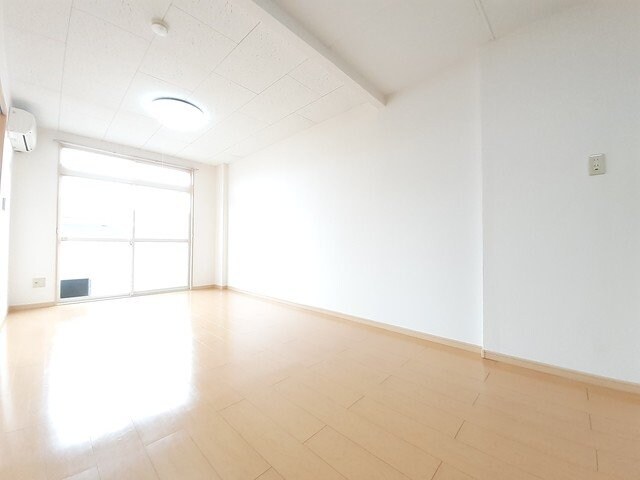 物件内観写真9　(ゆったり過ごせる居間です)