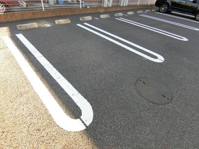 物件外観写真2　(駐車場です)