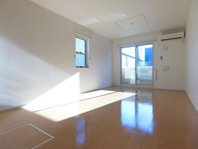 物件内観写真9　(こちらのリビングで趣味の時間をお楽しみください)