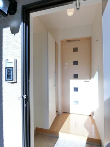 物件内観写真15　(ゆったりとした玄関です)