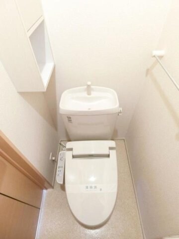物件内観写真17　(ゆったりとした空間のトイレです)