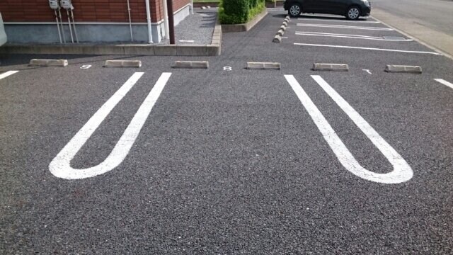 物件外観写真2　(駐車場があるので、車を買う予定の方も安心です)
