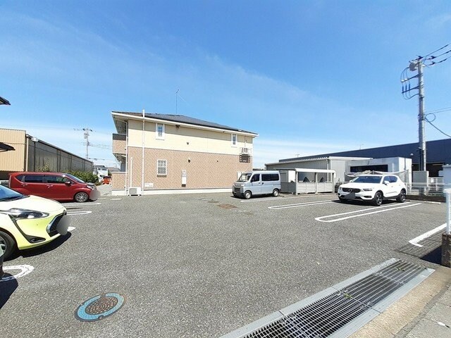 物件外観写真2　(駐車場があるので、車を買う予定の方も安心です)