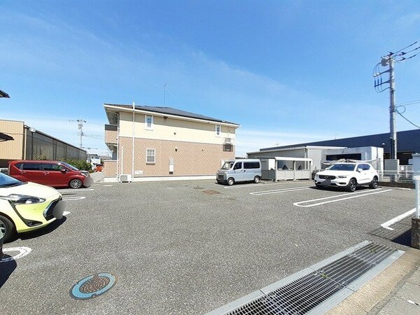 駐車場(駐車場があるので、車を買う予定の方も安心です)