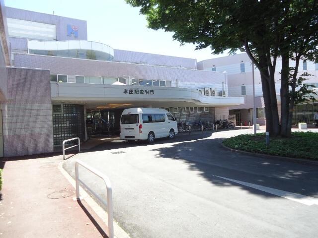 物件外観写真8　(本庄記念病院まで1,018ｍ)