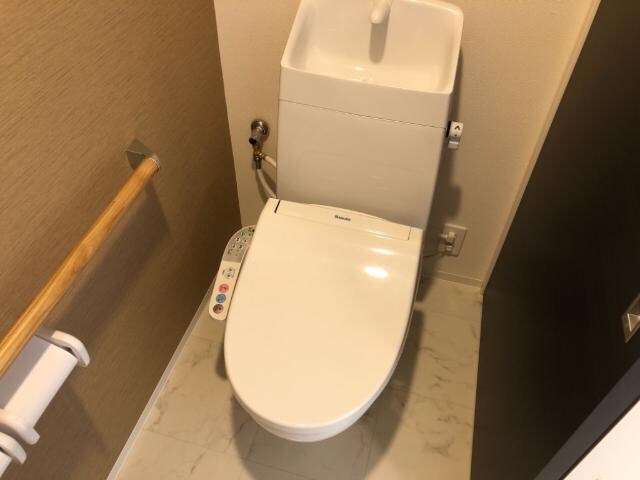 物件内観写真17　(シャワー付トイレ)