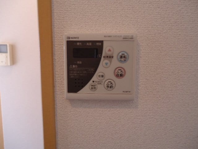 物件内観写真23　(給湯器パネル)