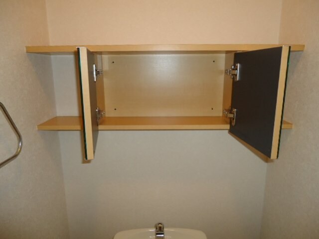 物件内観写真26　(トイレ収納)