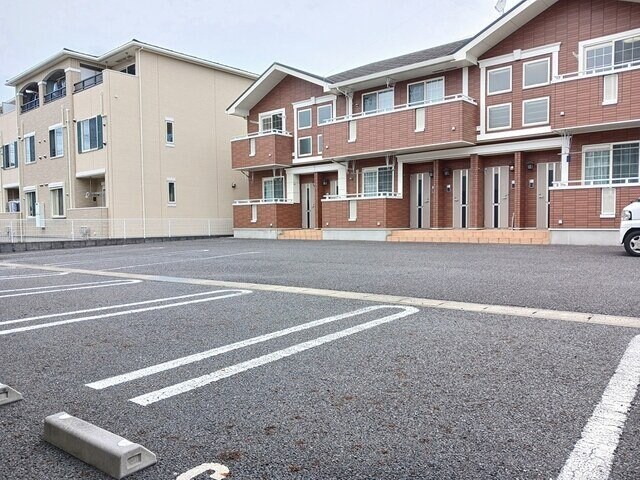 物件外観写真2　(駐車場があるので、車を買う予定の方も安心です)