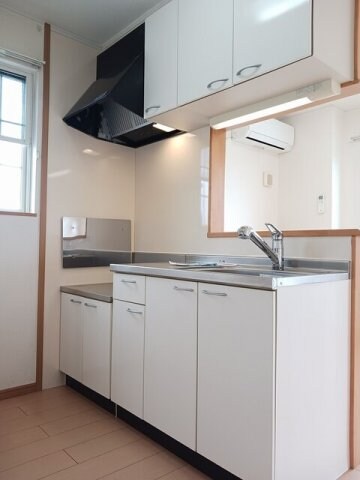 物件内観写真12　(コンパクトなキッチンで掃除もラクラク)